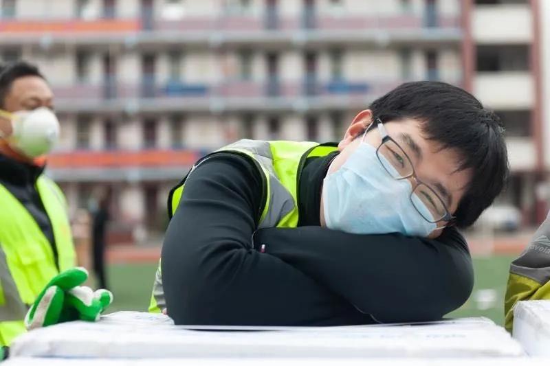 志愿者賈威：“累了，趴下歇會(huì)兒”